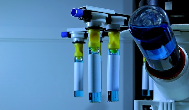 Máquina de laboratório para verificação de frascos com teste de detecção de vírus