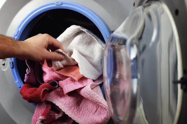 Máquina de lavar roupa colocada à mão
