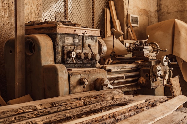 Máquina de madeira vintage na oficina