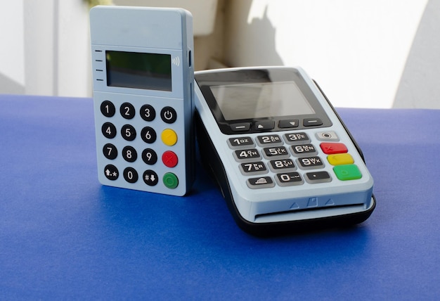 Máquina de pagamento com cartão de créditoTerminal POS e cartão bancárioConceito de pagamentos compras em dinheiro