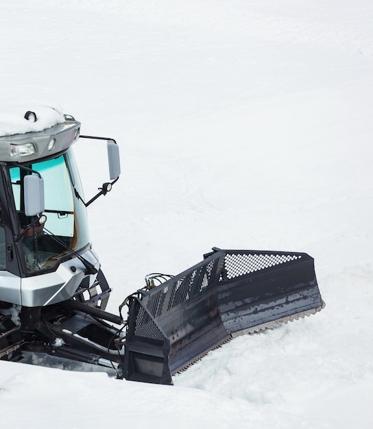 Máquina de pista, gato de neve. Snowmobile governando a estrada da montanha de neve.