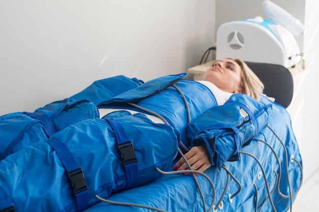 Foto máquina de pressoterapia na mulher na clínica de beleza procedimento de medicina cosmética cosmetologia de hardware