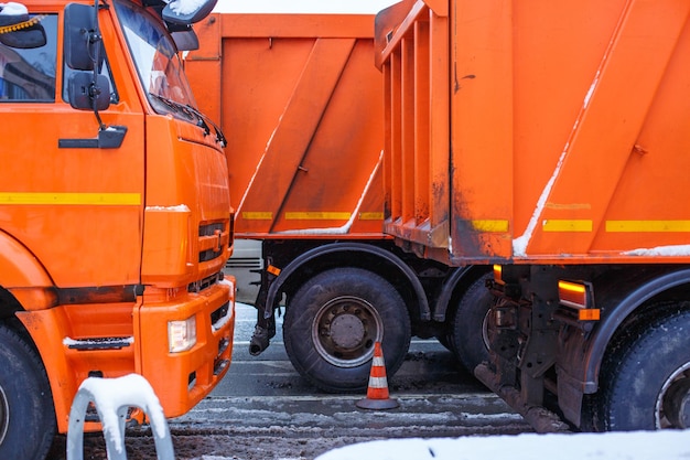 Máquina de remoção de neve estacionada na cidade estacionada esperando o início do trabalho