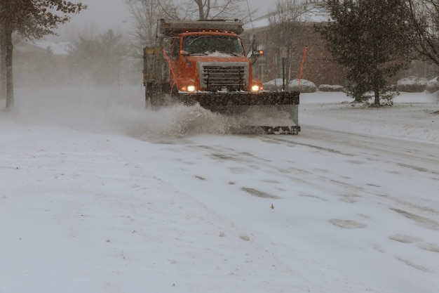 Máquina de remoção de neve limpa a rua da cidade da neve