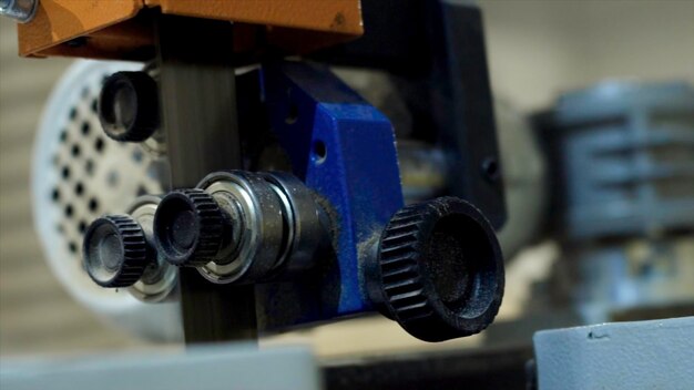 Máquina de serra de fita de corte em uma fábrica de madeira