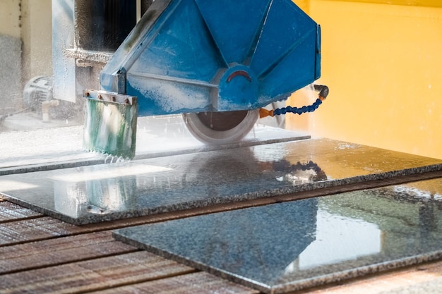 Foto máquina de serra de granito closeup de corte de pedra em uma fábrica xa