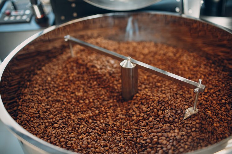 Máquina de torrefação de café no processo de torrefação de café. Mistura de grãos de café.