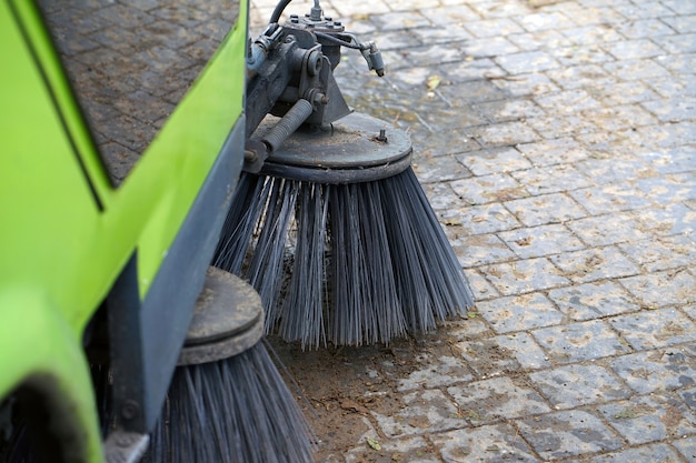 Máquina de vassoura de rua trabalhando. Máquina de limpeza de ruas.