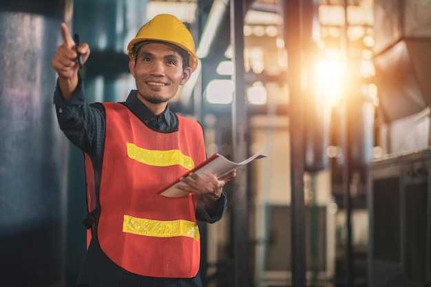 Máquina de verificação de engenheiro asiático na fábrica