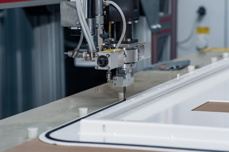 Foto la máquina dispensadora de dosificación robótica industrial aplica un sellador de endurecimiento a la puerta de metal en blanco