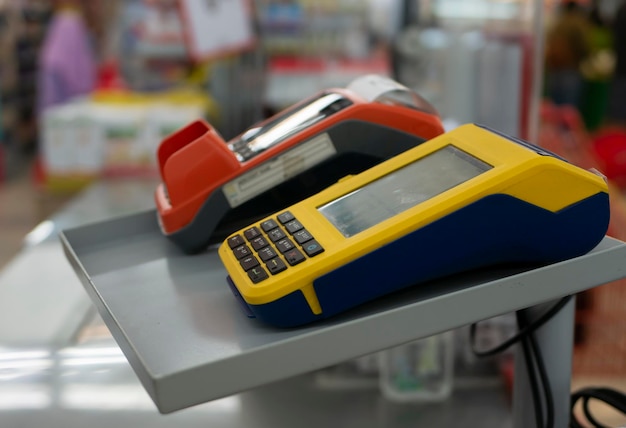 Máquina eletrônica de captura de dados EDC para pagamento de compras em um supermercado na Indonésia