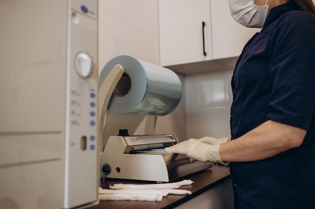 Máquina de embalaje de esterilización médica y paquete de rollos para instrumentos dentales esterilizados