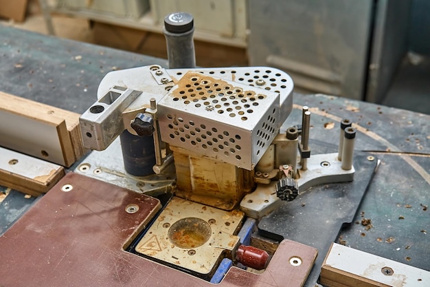 Máquina de encolado de cantos en el taller Proceso de fabricación de muebles de madera