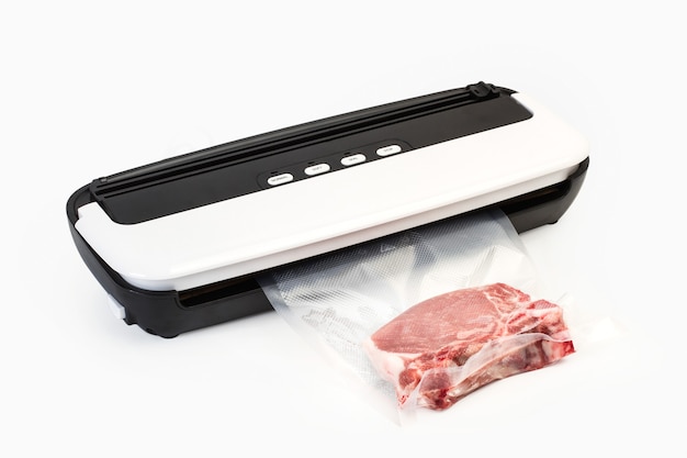 Máquina de envasado al vacío y carne en una bolsa de plástico