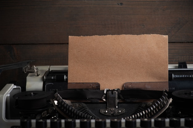 Máquina de escribir de cerca y papel kraft. papel de tonos vintage