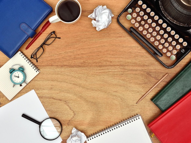 Máquina de escribir y un cuaderno