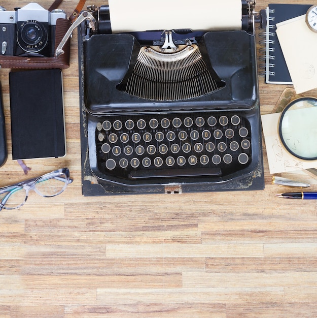 Foto máquina de escribir en la mesa