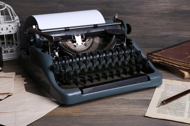Máquina de escribir retro sobre fondo de madera