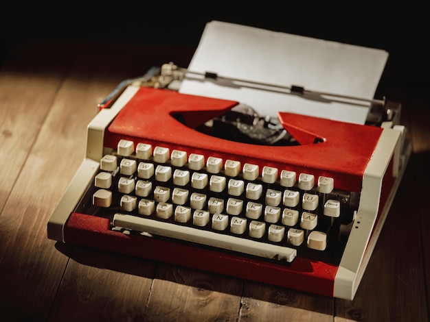 Máquina de escribir roja sobre la mesa