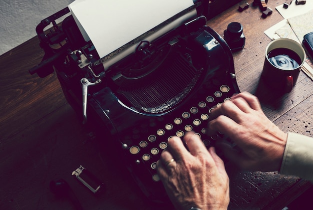 Máquina de escribir vintage en una mesa de madera