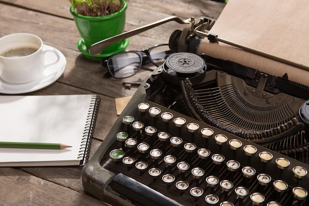 Máquina de escribir vintage en el viejo escritorio de madera