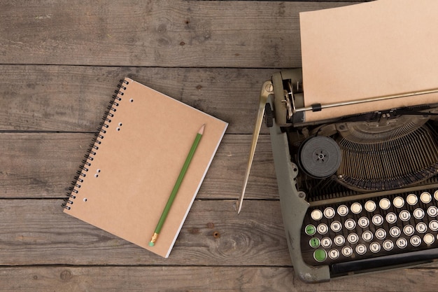 Máquina de escribir vintage en el viejo escritorio de madera