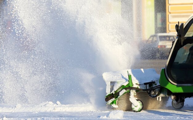 Máquina especial de neve limpa a neve na rua da cidade