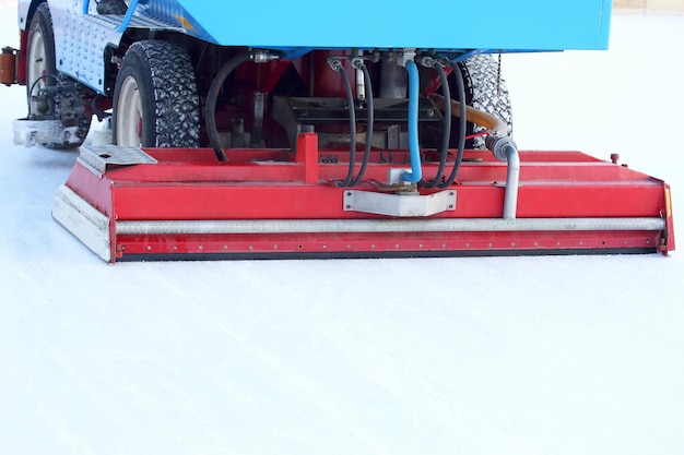 Máquina especial para limpiar el hielo en la pista de patinaje