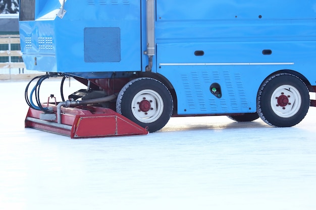 Máquina especial para limpiar el hielo en la pista de patinaje