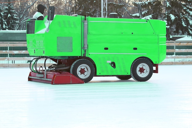 Máquina especial para limpar o gelo do rinque de patinação. maquinário para a indústria industrial