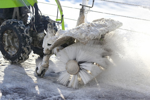 Máquina especial para remoção de neve limpa a estrada