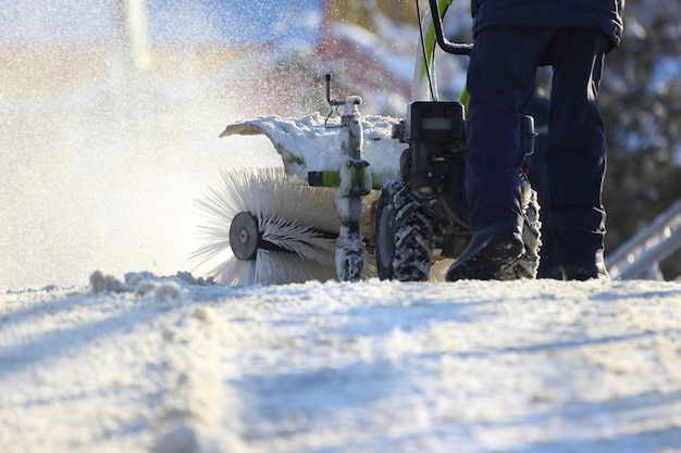 Máquina especial para quitar nieve limpia la carretera