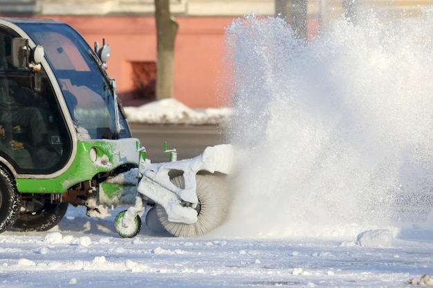 Máquina especial para quitar nieve limpia la carretera