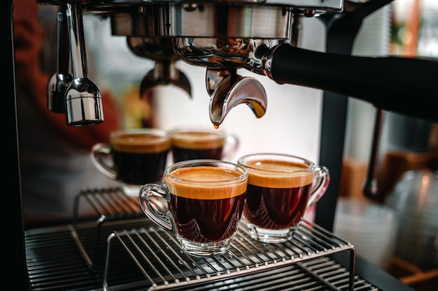 Máquina de espresso profesional mientras prepara dos espressos en una cafetería