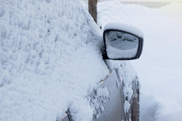 Una máquina está cubierta de nieve en invierno.