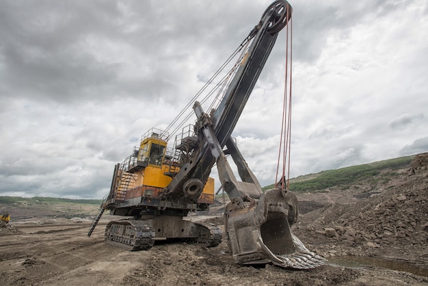 Máquina excavadora abriendo la tierra