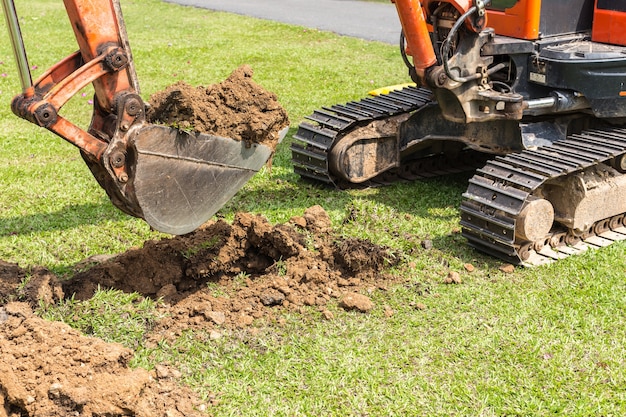 La máquina excavadora funciona para cavar el suelo y reparar la carretera