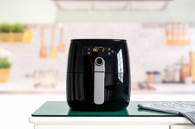 Foto máquina freidora de aire para cocinar patatas fritas en la cocina. estilo de vida de la nueva cocina normal.