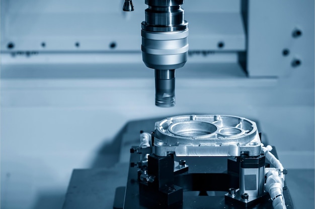 La máquina de fresado CNC multiaxial corta la cara de las piezas de automóviles de fundición de aluminio por herramientas planas indexables La máquina de centro de mecanizado de 4 ejes de piezas de automóviles en la mesa giratoria
