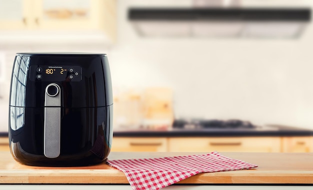 Máquina de fritura de aire para cocinar patatas fritas en la cocina estilo de vida de la nueva cocina normal
