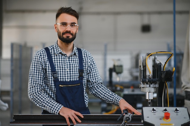 Máquina de funcionamiento del trabajador en la fábrica.