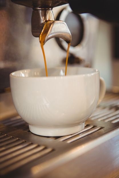 Máquina haciendo una taza de café