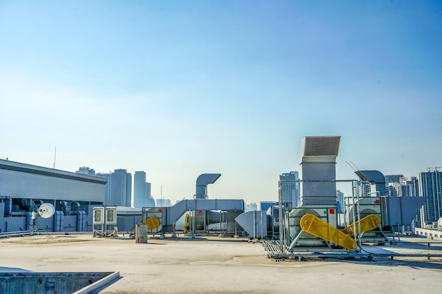 La máquina industrial en la azotea del enorme edificio.