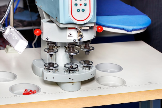 Máquina industrial para fijar remaches y botones metálicos en artículos de cuero y prendas de vestir