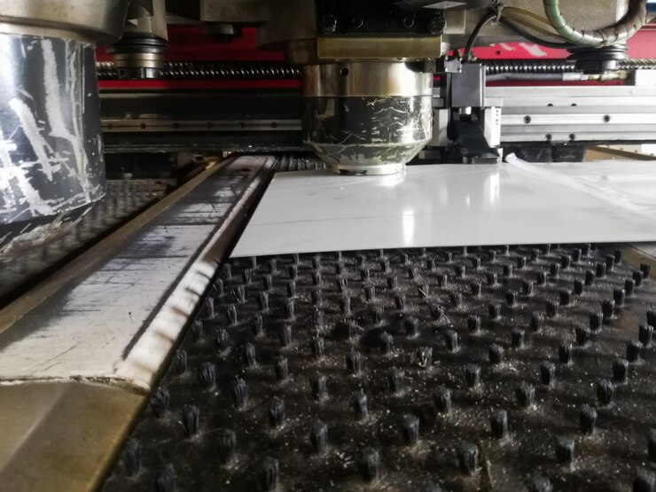 Foto máquina industrial de perforación de metales con cnc en acción