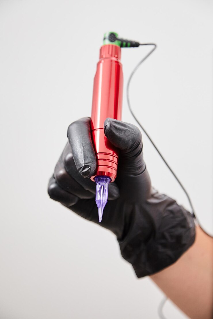Una máquina para maquillaje permanente, herramienta de tatuaje cosmético, máquina permanente en la mano