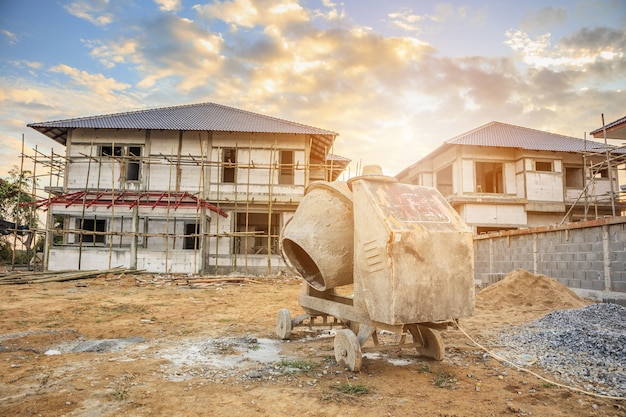 Máquina misturadora de concreto de cimento no canteiro de obras de uma casa nova