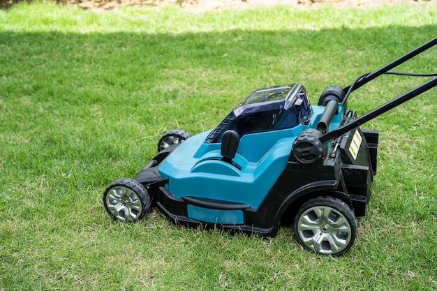 La máquina para mover el césped corta la hierba verde Hobby para plantar el jardín de su casa