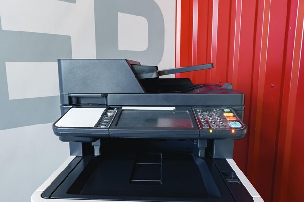 Máquina multifunción de impresora de red en la oficina moderna