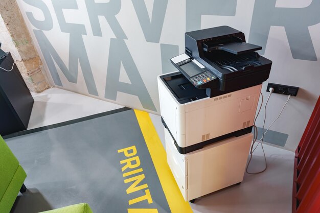 Máquina multifuncional de impressora de rede no escritório moderno